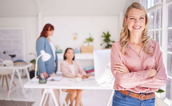 Frau als Porträt im Büro der digitalen Webdesign Agentur